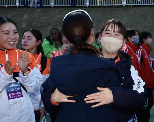 レースを終えた仲間を笑顔で迎える拓大・不破（右）（撮影・河田真司）