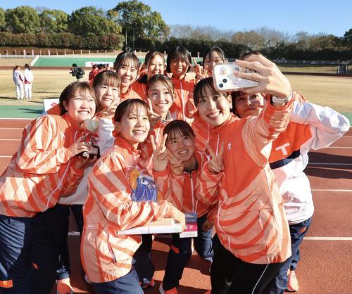 笑顔で記念撮影する不破（中央）ら拓大の選手たち（撮影・河田真司）