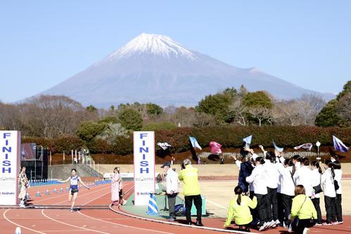 2位でフィニッシュする7区の日体大・保坂晴子（撮影・河田真司）