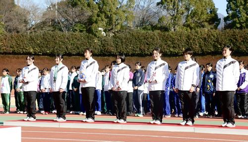 表彰式に臨む準優勝の日体大（撮影・河田真司）