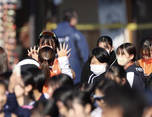 一区中継場で仲間を見届ける拓大・不破（右）（撮影・河田真司）