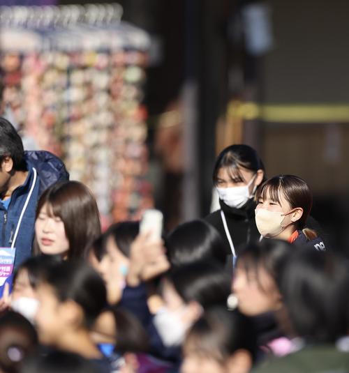 一区中継場で仲間を見届ける拓大・不破（右）（撮影・河田真司）