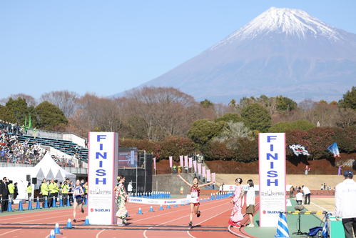 7区原田が1着でフィニッシュし優勝する名城大（撮影・河田真司）