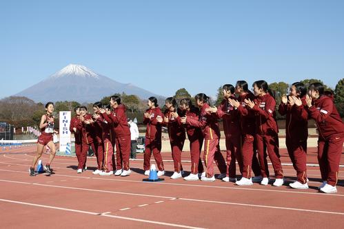 力走する7区の名城大・原田（左）を応援する仲間たち（撮影・河田真司）