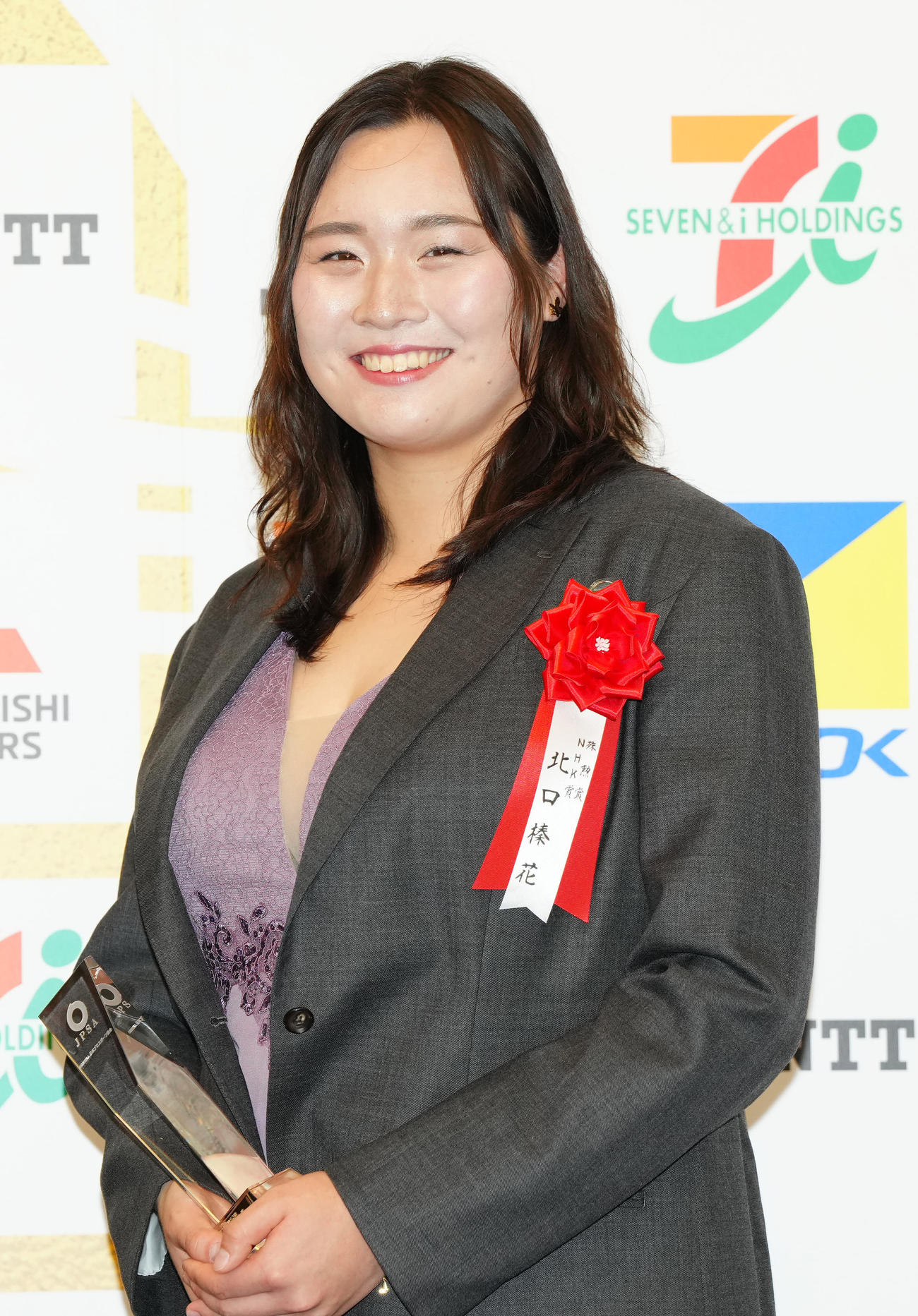 日本プロスポーツ大賞授賞式典後、写真に納まる陸上の北口（撮影・江口和貴）