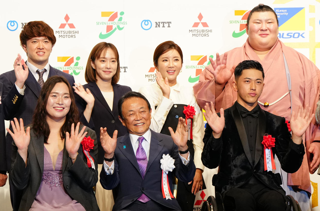 日本プロスポーツ大賞授賞式典で写真に納まる、前列左から北口、麻生氏、小田、後列左から宮田、石川氏、イ・ボミ氏、熱海富士（撮影・江口和貴）