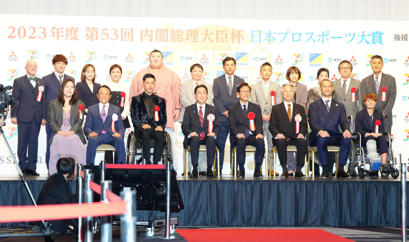 日本プロスポーツ大賞授賞式典で記念写真に納まる岸田文雄首相（前列左から4人目）ら（撮影・江口和貴）