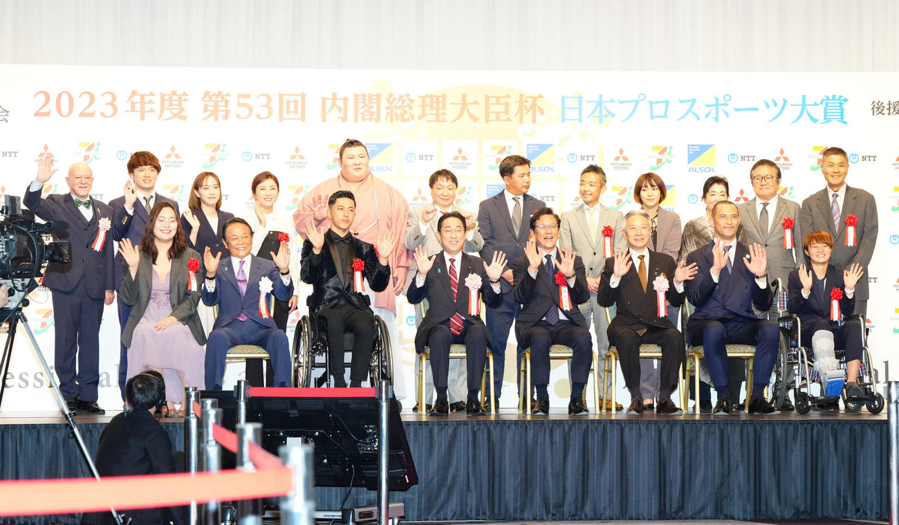 日本プロスポーツ大賞授賞式典で記念写真に納まる岸田文雄首相（前列左から4人目）ら（撮影・江口和貴）