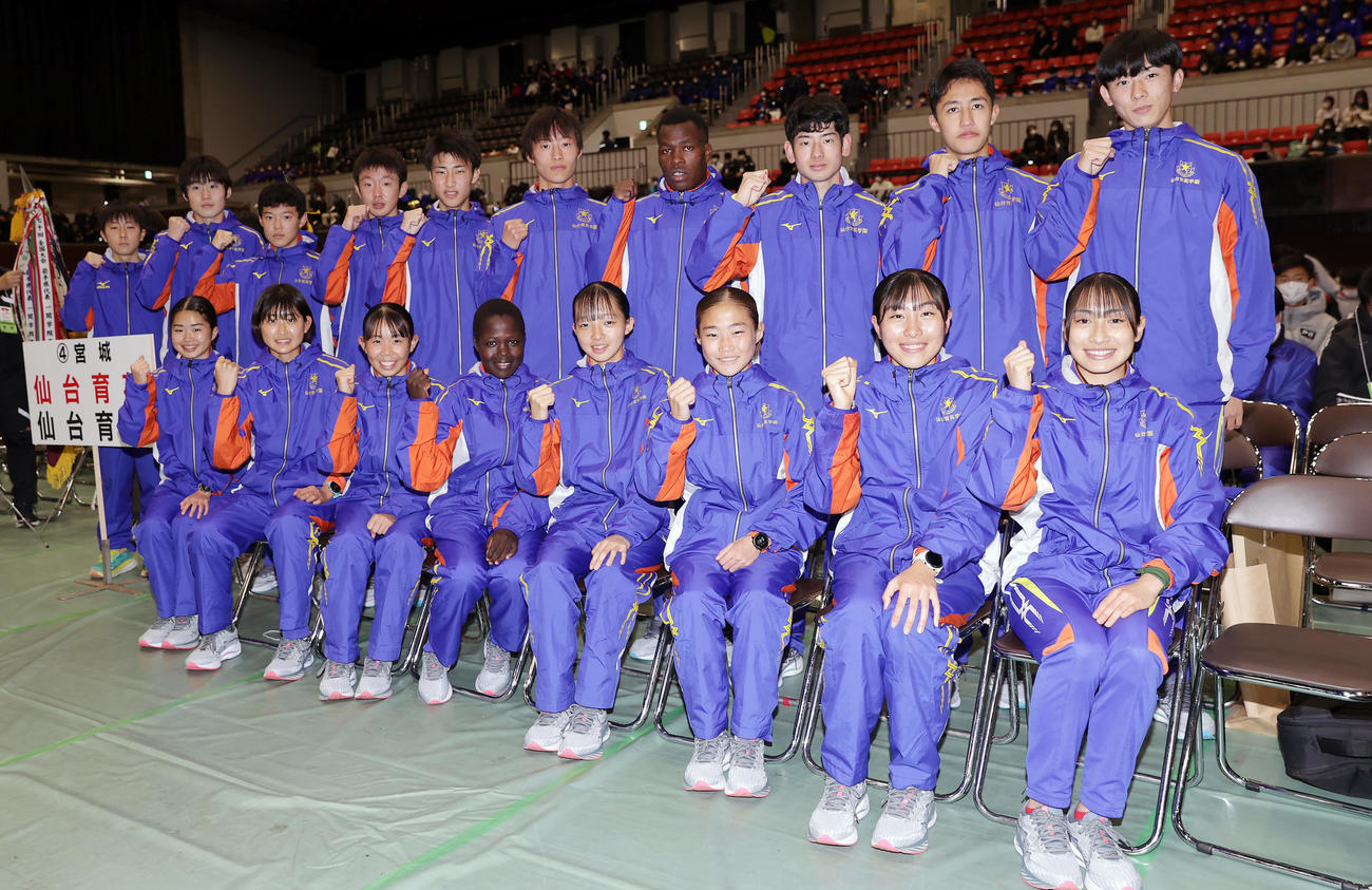 開会式で笑顔で集合写真に納まる仙台育英の選手たち