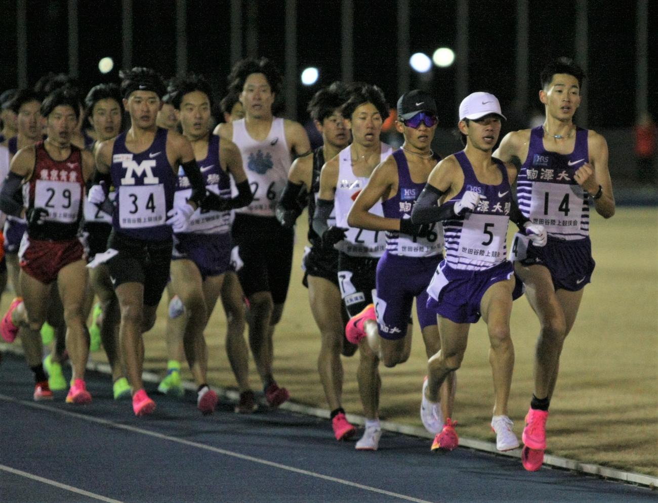 世田谷陸上競技会　男子5000メートル12組で力走する駒大・篠川（14）と藤山（5）（撮影・藤塚大輔）