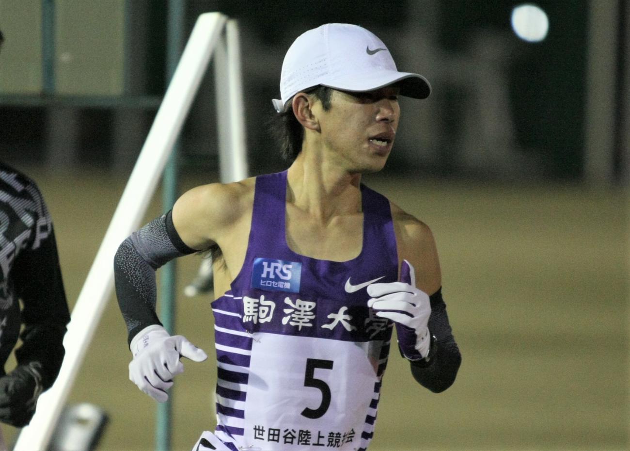 世田谷陸上競技会　男子5000メートル12組で力走する駒大・藤山（撮影・藤塚大輔）