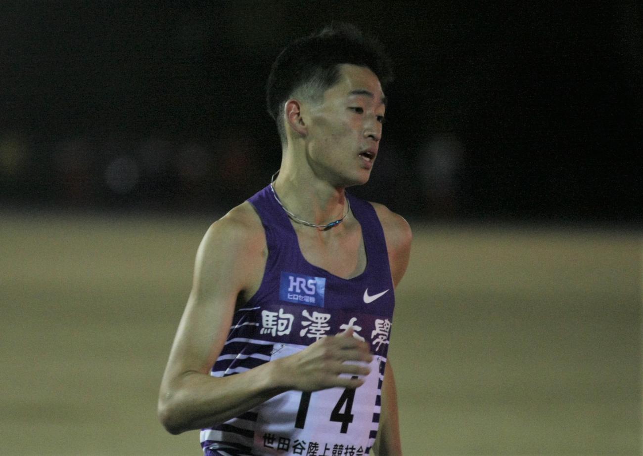 世田谷陸上競技会　男子5000メートル12組で力走する駒大・篠川（撮影・藤塚大輔）