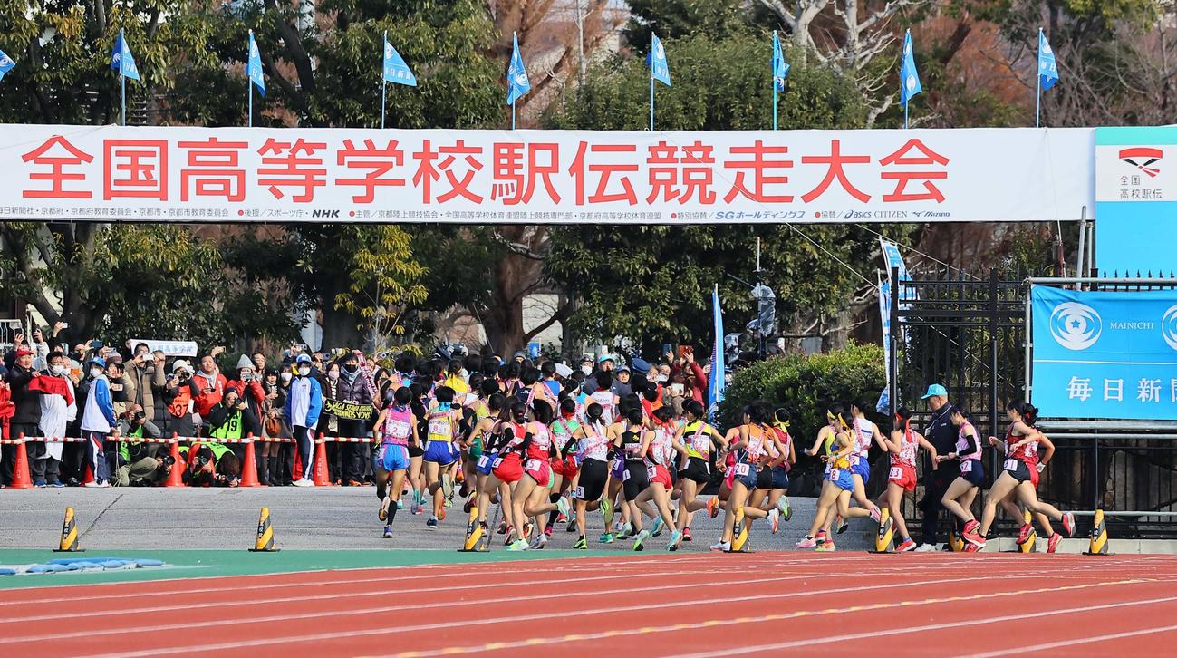 全国高校駅伝　スタートした女子の選手たちはたけびしスタジアムから一般道へ向かう（撮影・上田博志）