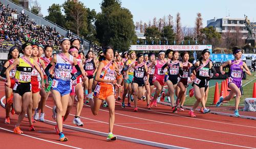 全国高校駅伝　一斉にスタートする女子の選手たち（撮影・上田博志）