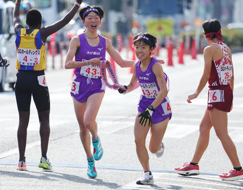 1位でたすきをつなぐ大分東明1区の奥本（中央左）と2区の瀧川（同右）（撮影・前田充）