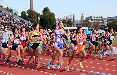 全国高校駅伝　一斉にスタートする女子の選手たち（撮影・上田博志）