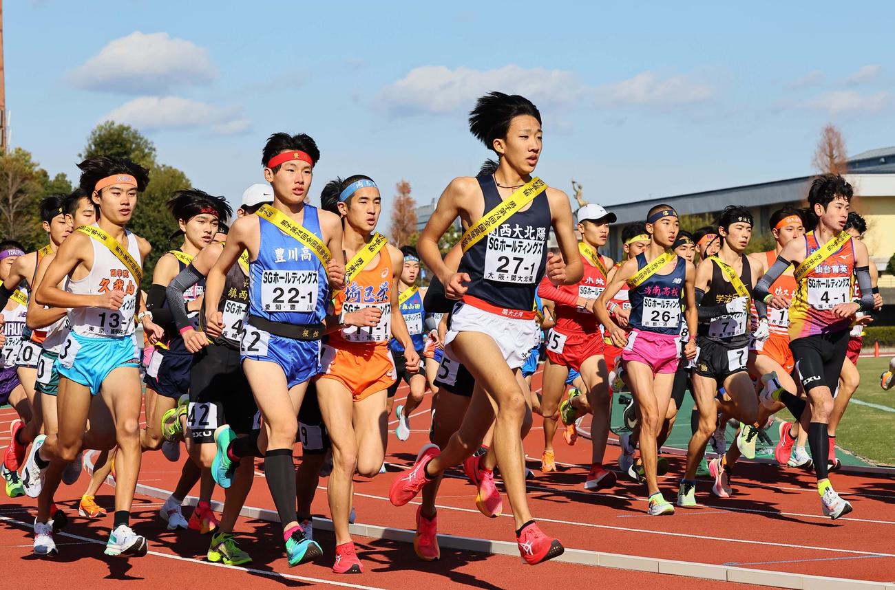 全国高校駅伝　たけびしスタジアムからスタートする男子の選手たち（撮影・上田博志）