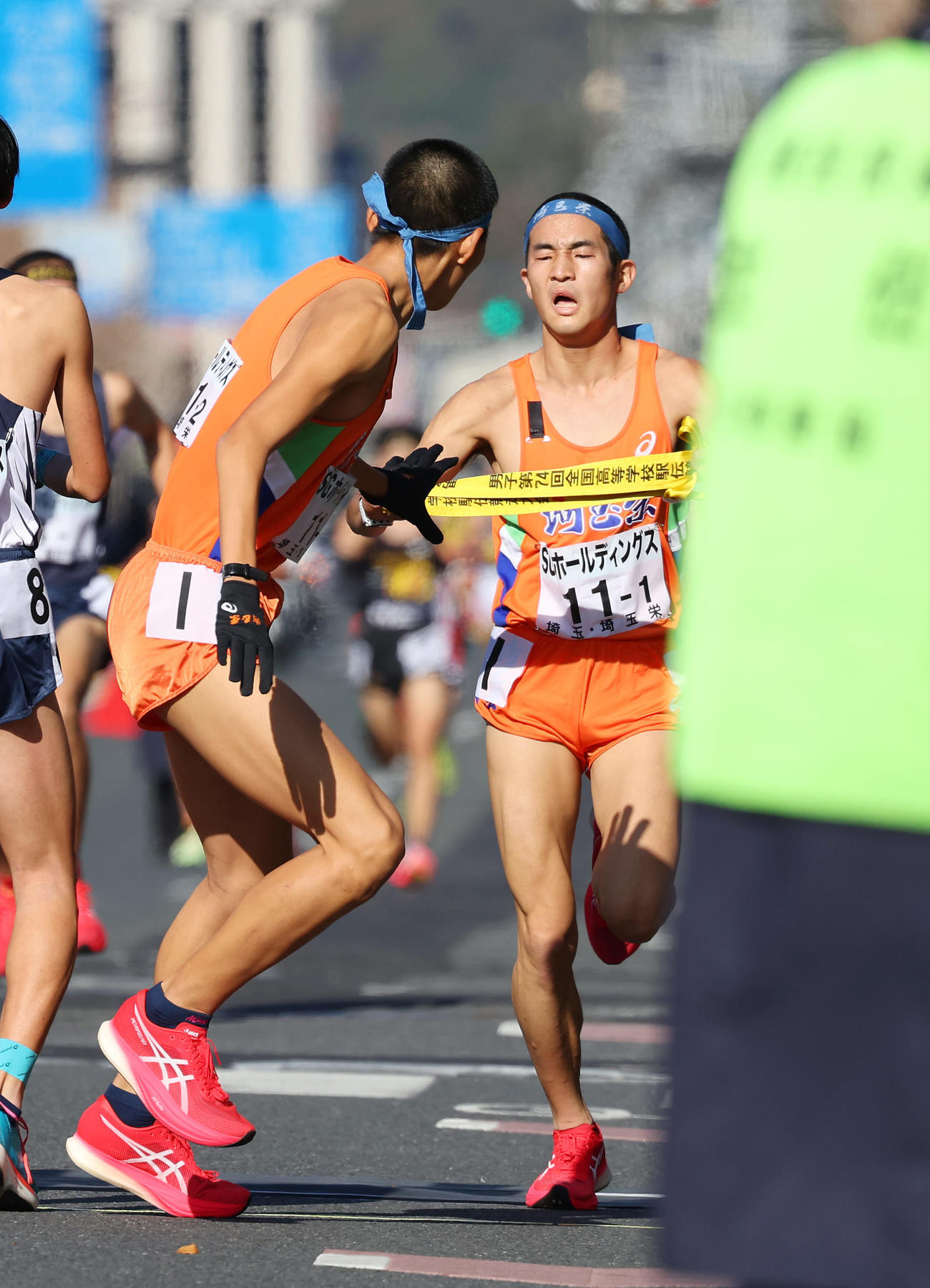 2位でたすきをつなぐ埼玉栄1区の松井（撮影・前田充）