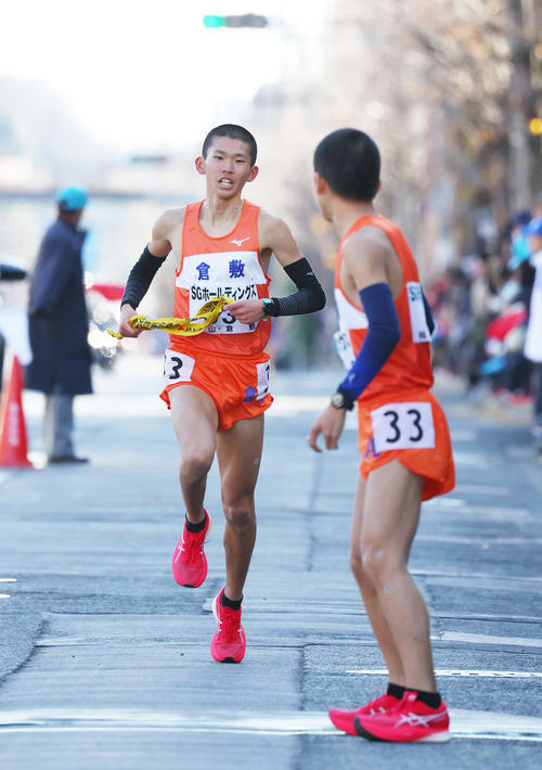 2位でたすきをつなぐ倉敷5区の八木（左）と6区の首藤（撮影・前田充）