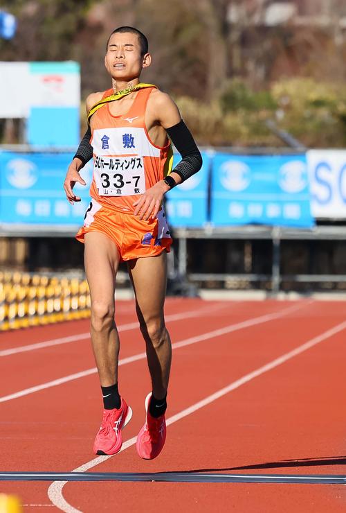 全国高校駅伝　2位でゴールする倉敷アンカーの生田（撮影・上田博志）