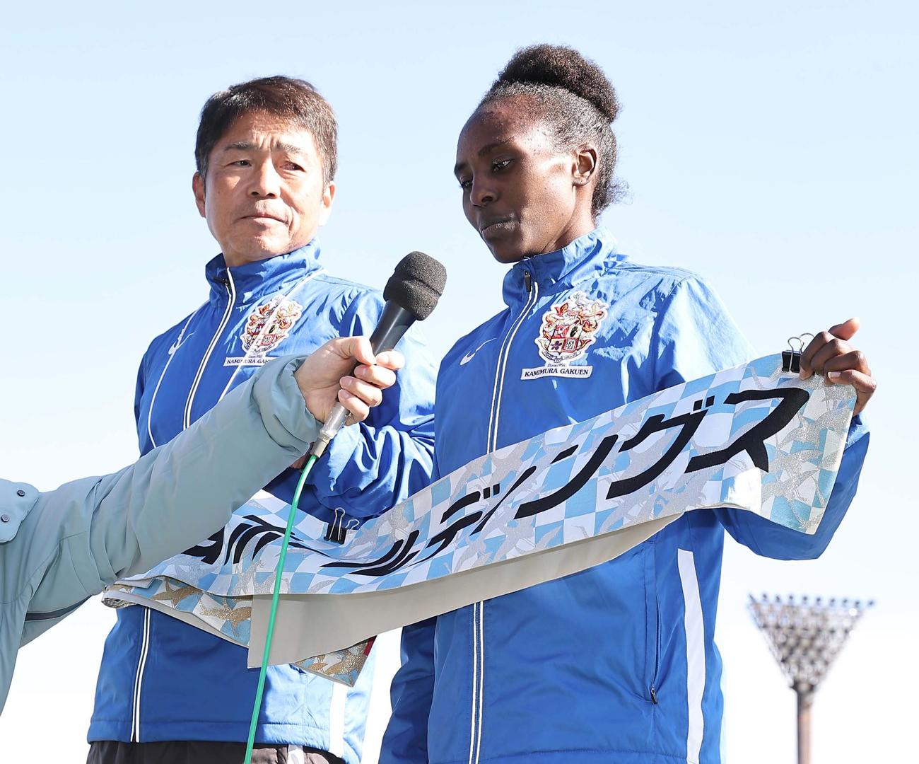 全国高校駅伝　高校駅伝を優勝した神村学園・カロライン（右）は有川監督と優勝インタビューのお立ち台にあがる（撮影・上田博志）