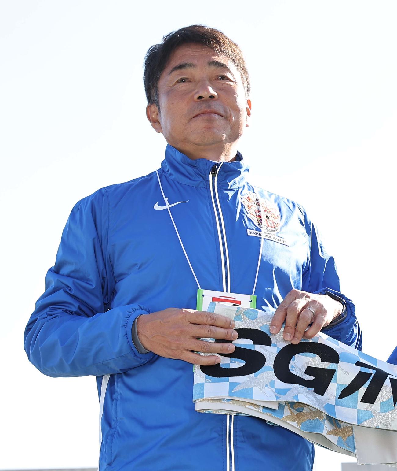 全国高校駅伝　高校駅伝を優勝した神村学園・有川監督は優勝インタビューのお立ち台にあがる（撮影・上田博志）