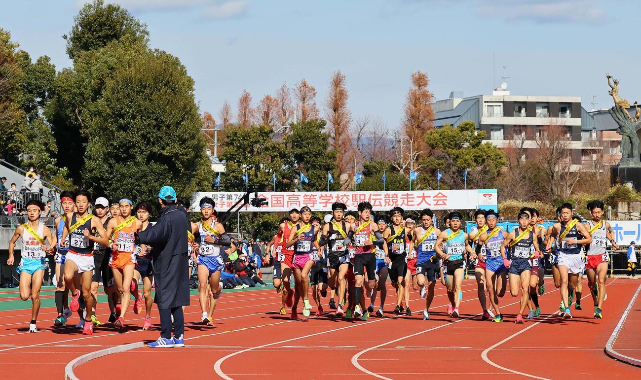 全国高校駅伝　たけびしスタジアムからスタートする男子の選手たち（撮影・上田博志）