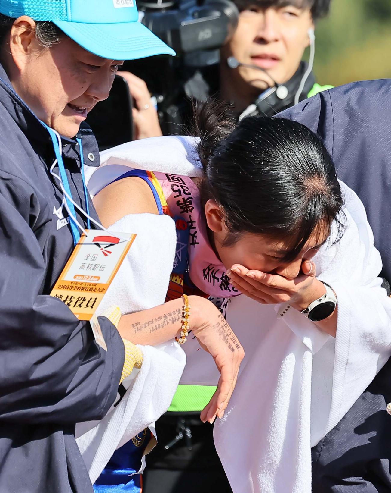 全国高校駅伝　神村学園アンカーのカロラインに逆転され涙を流す仙台育英・橘山（撮影・上田博志）