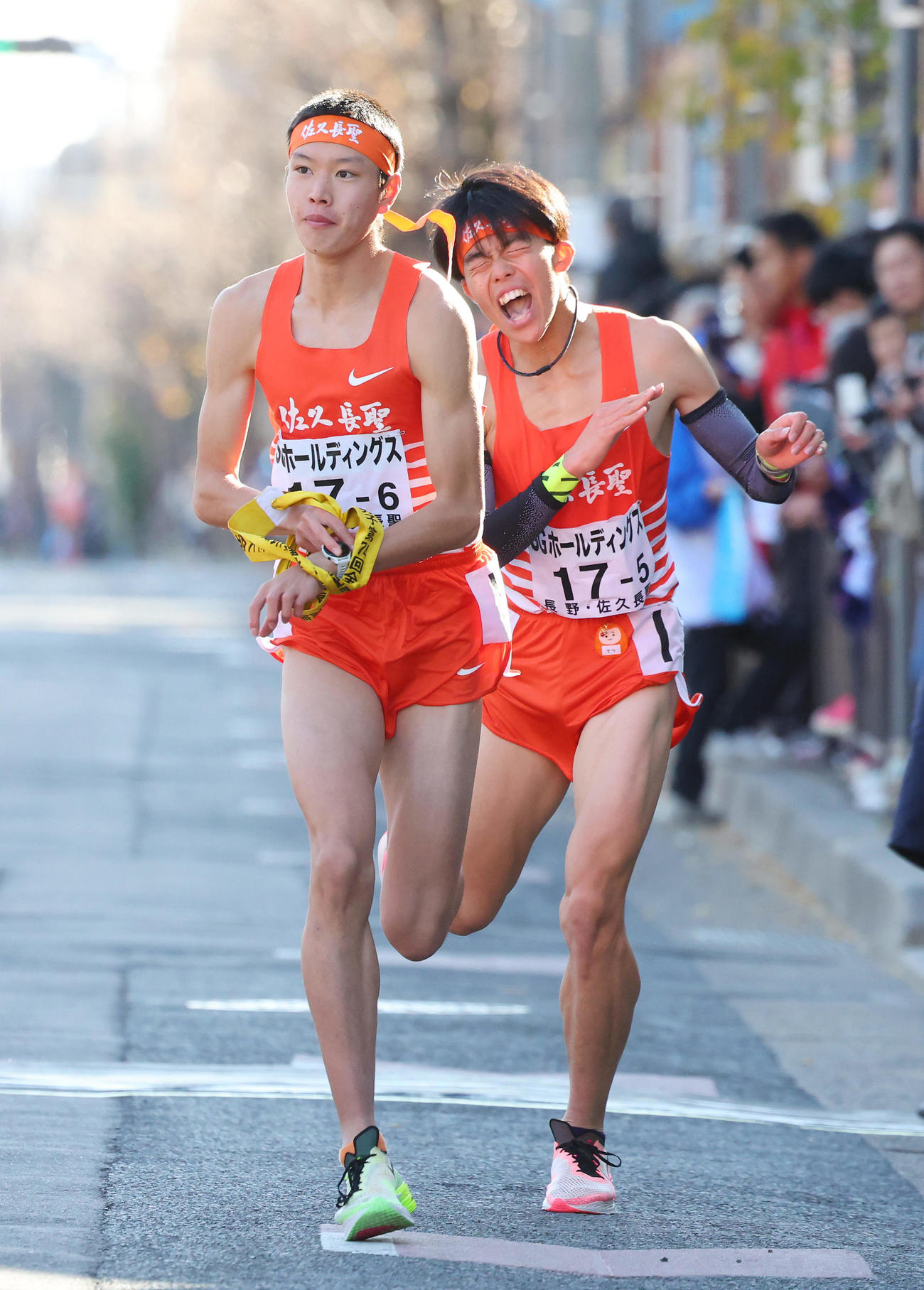 1位でたすきをつなぐ佐久長聖5区の佐々木（右）と6区の吉岡（撮影・前田充）