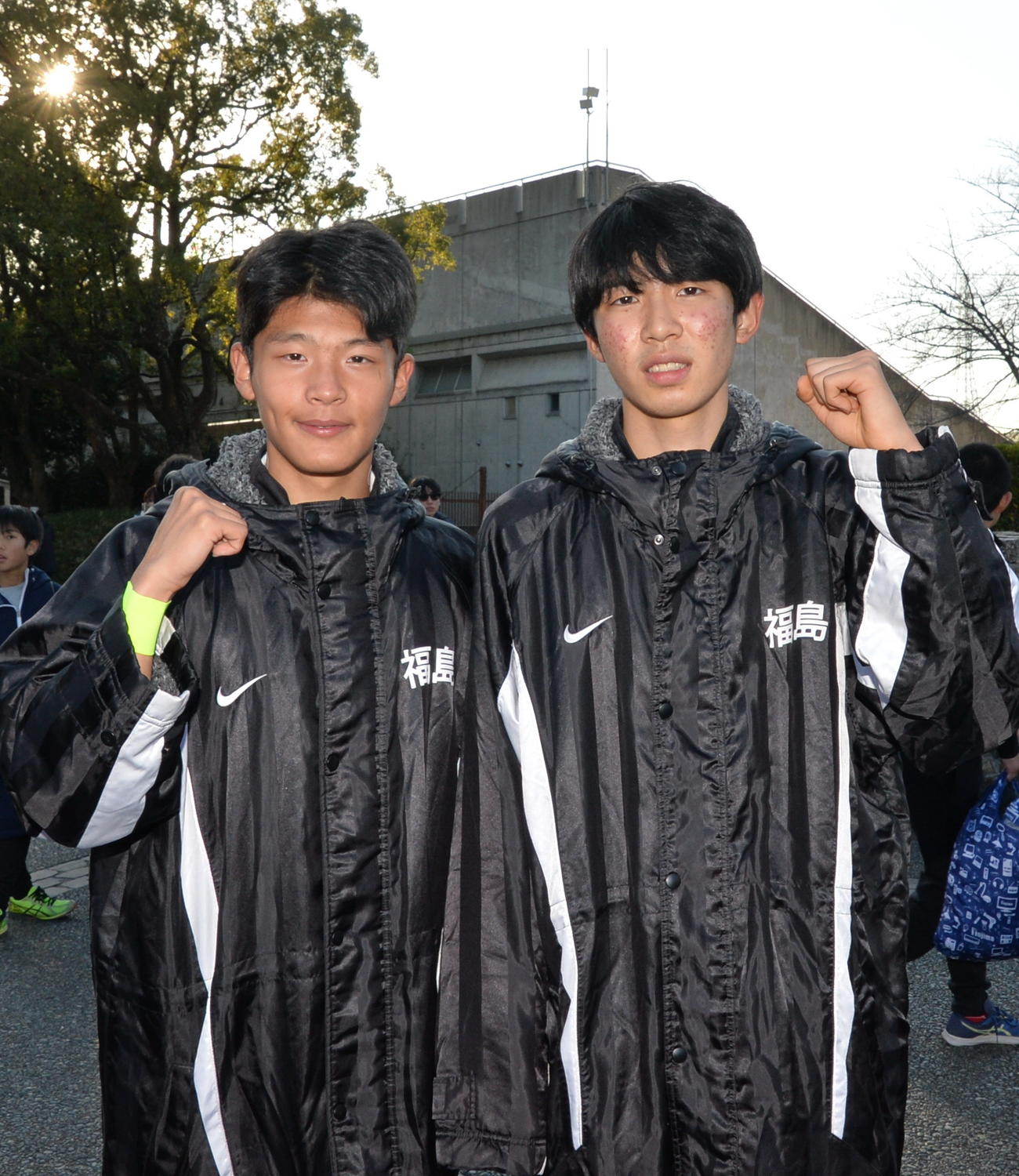 1区区間5位の学法石川・増子陽（右）と2区で首位に立った斎藤はガッツポーズ