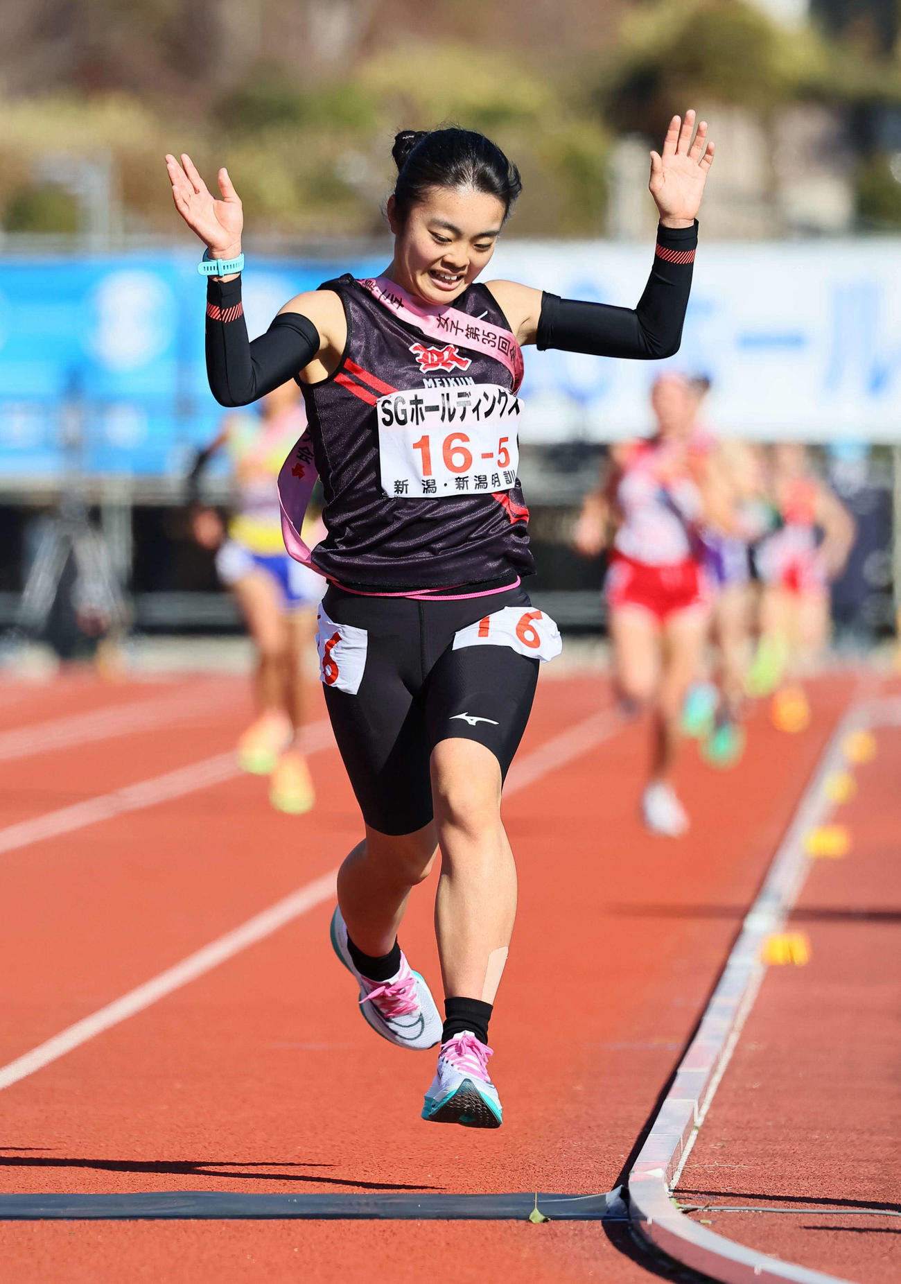 全国高校駅伝　19位でゴールする新潟明訓アンカーの安達梨絢（撮影・上田博志）