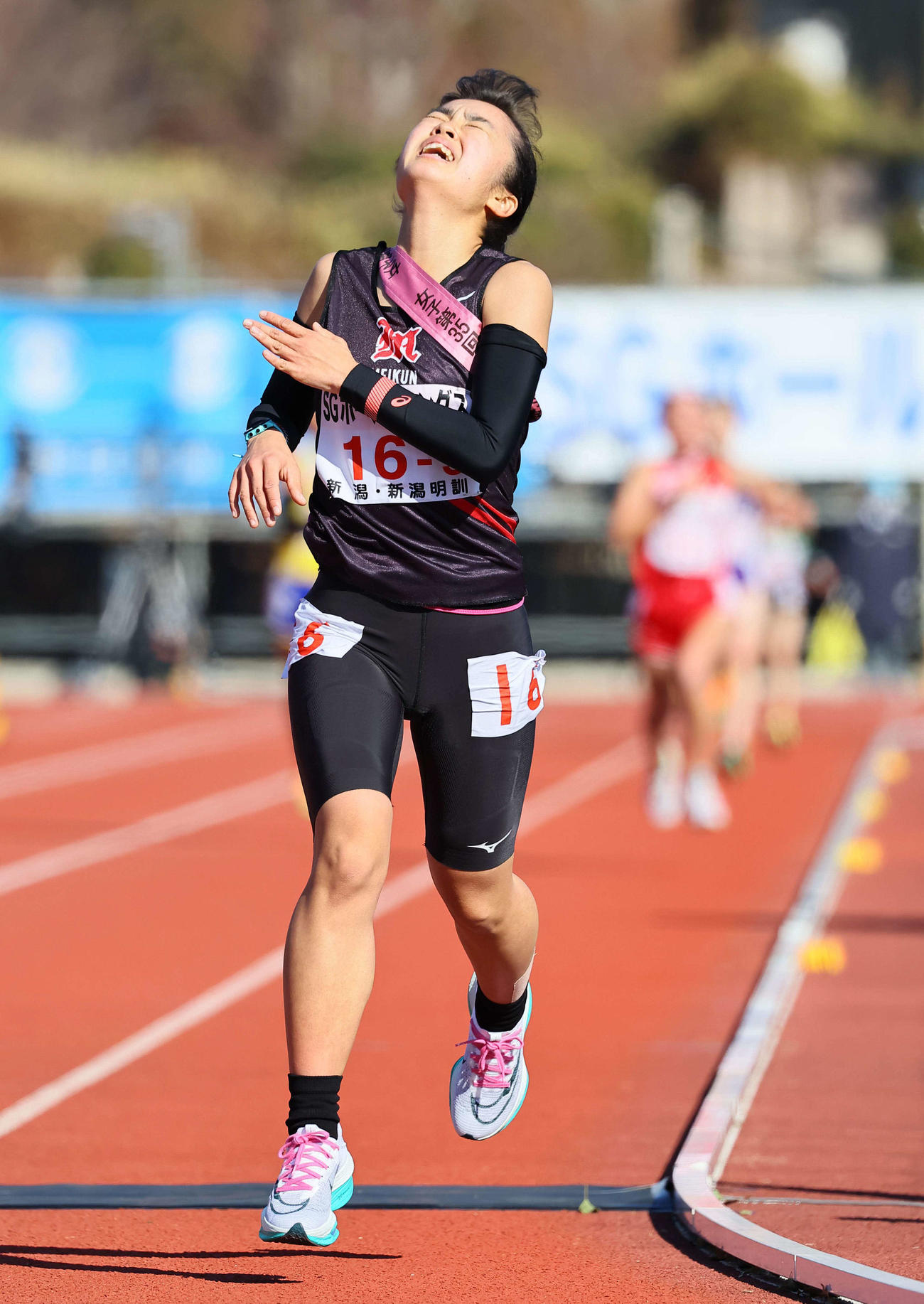 全国高校駅伝　19位でゴールする新潟明訓アンカーの安達梨絢（撮影・上田博志）