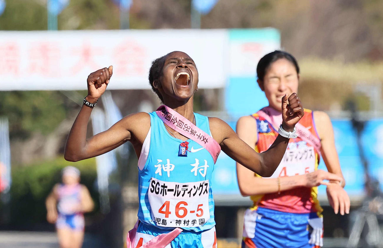 優勝した神村学園のカロラインは雄たけびをあげて喜ぶ。右は仙台育英・橘山（撮影・上田博志）