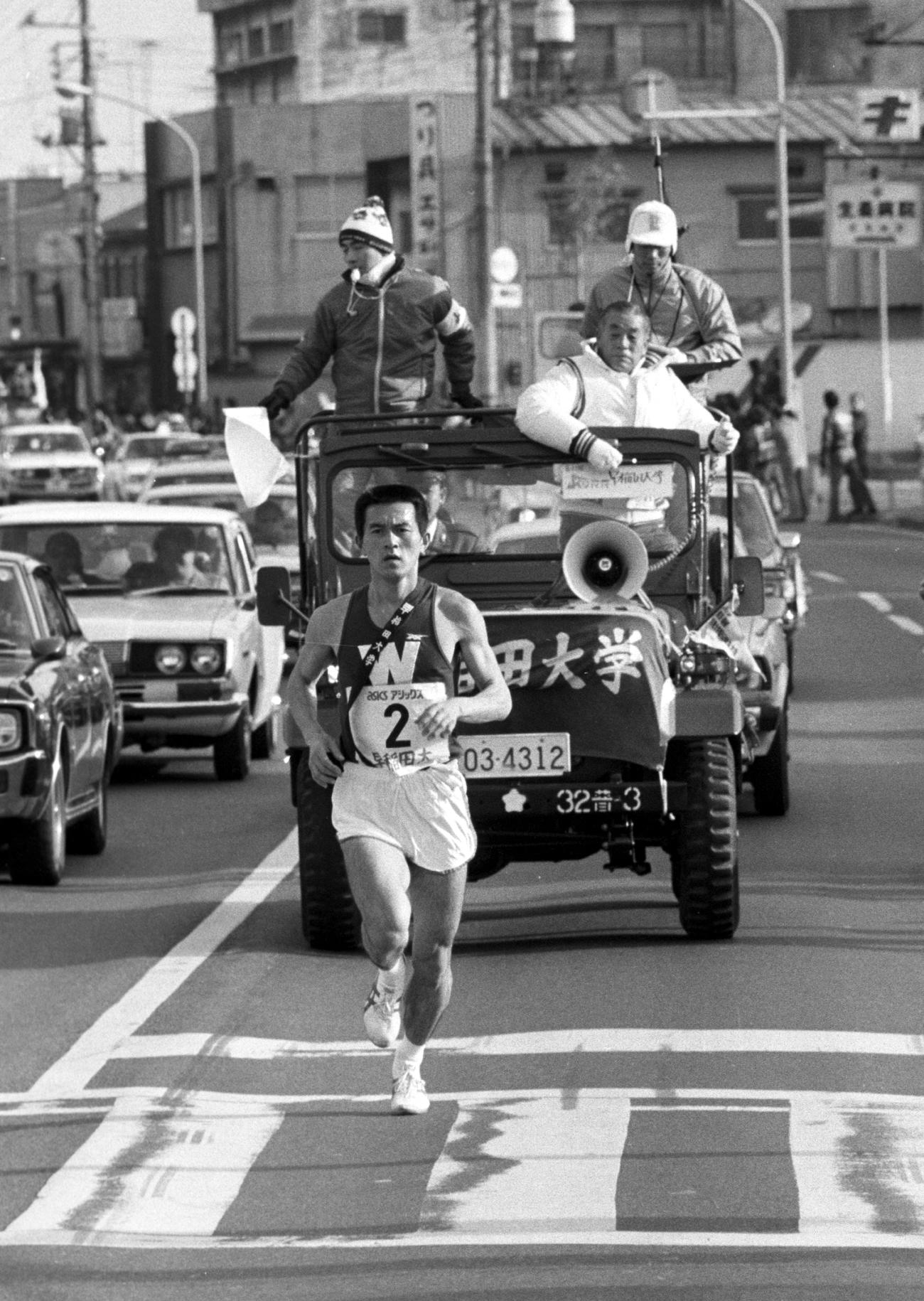 1980年1月2日、第56回箱根駅伝　瀬古利彦は早大・中村清監督（車上の前方右）の指導を受けて花の2区を快走する