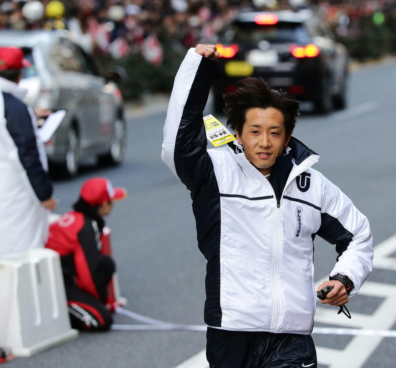 2014年1月3日、第90回箱根駅伝　復路　監督車を降りゴールで待つ東洋大選手にガッツポーズを見せる酒井監督