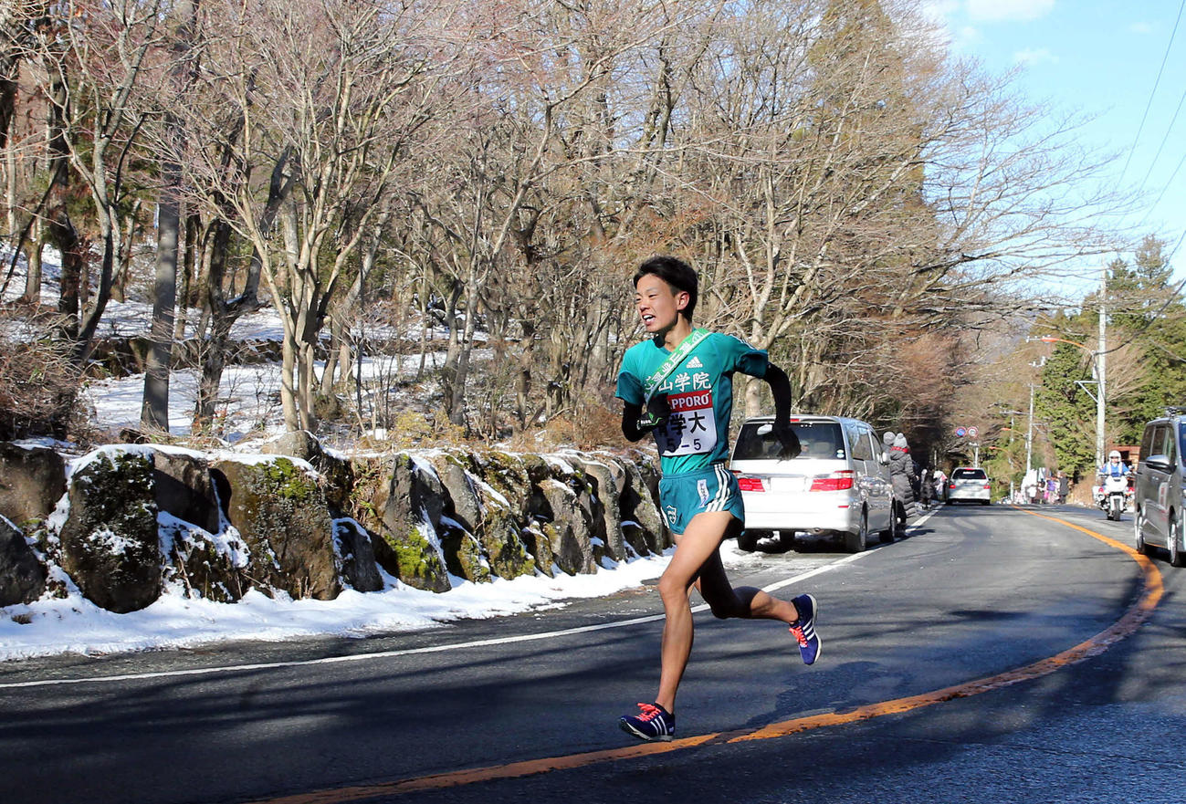 2015年1月2日、第91回箱根駅伝　往路　5区、雪の残る箱根山中を先頭で力走する青学大・神野大地