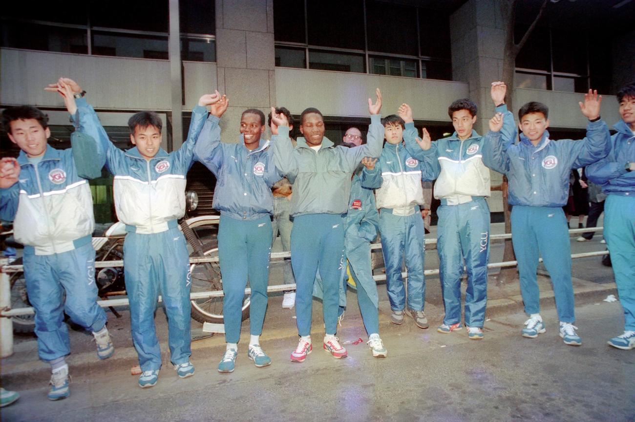 3度目の出場で7位に食い込み、シード権を得、喜びの山梨学院大チーム（1989年1月3日撮影）