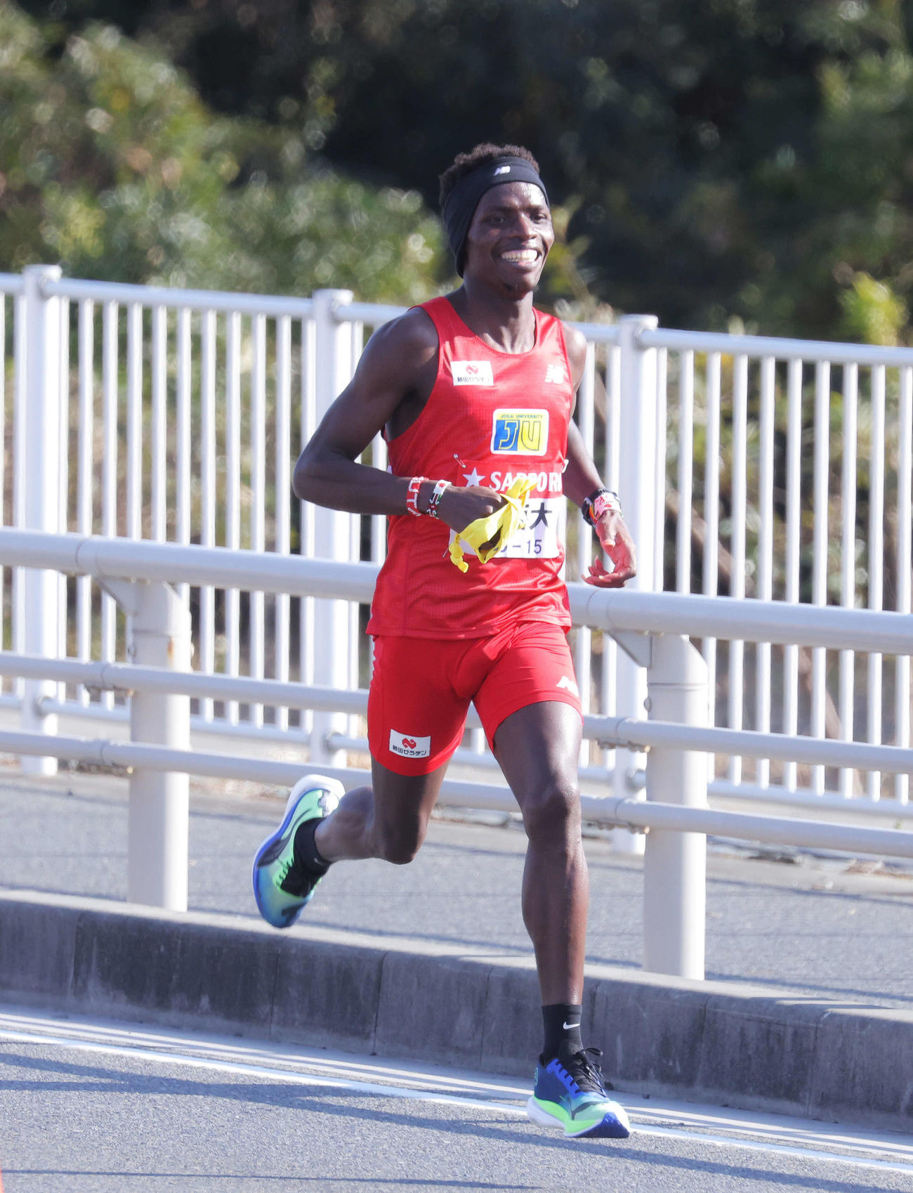 平塚中継所手前を力走する城西大3区ヴィクター・キムタイ（2023年1月2日撮影）