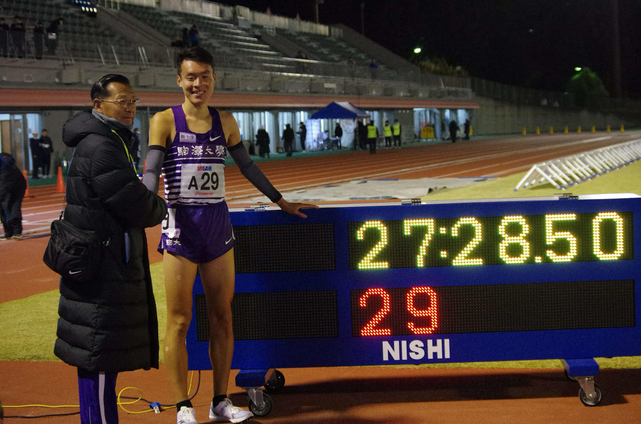 男子1万メートルで20歳以下の日本記録を更新した駒大・佐藤圭汰。左は大八木監督（2023年11月25日撮影）