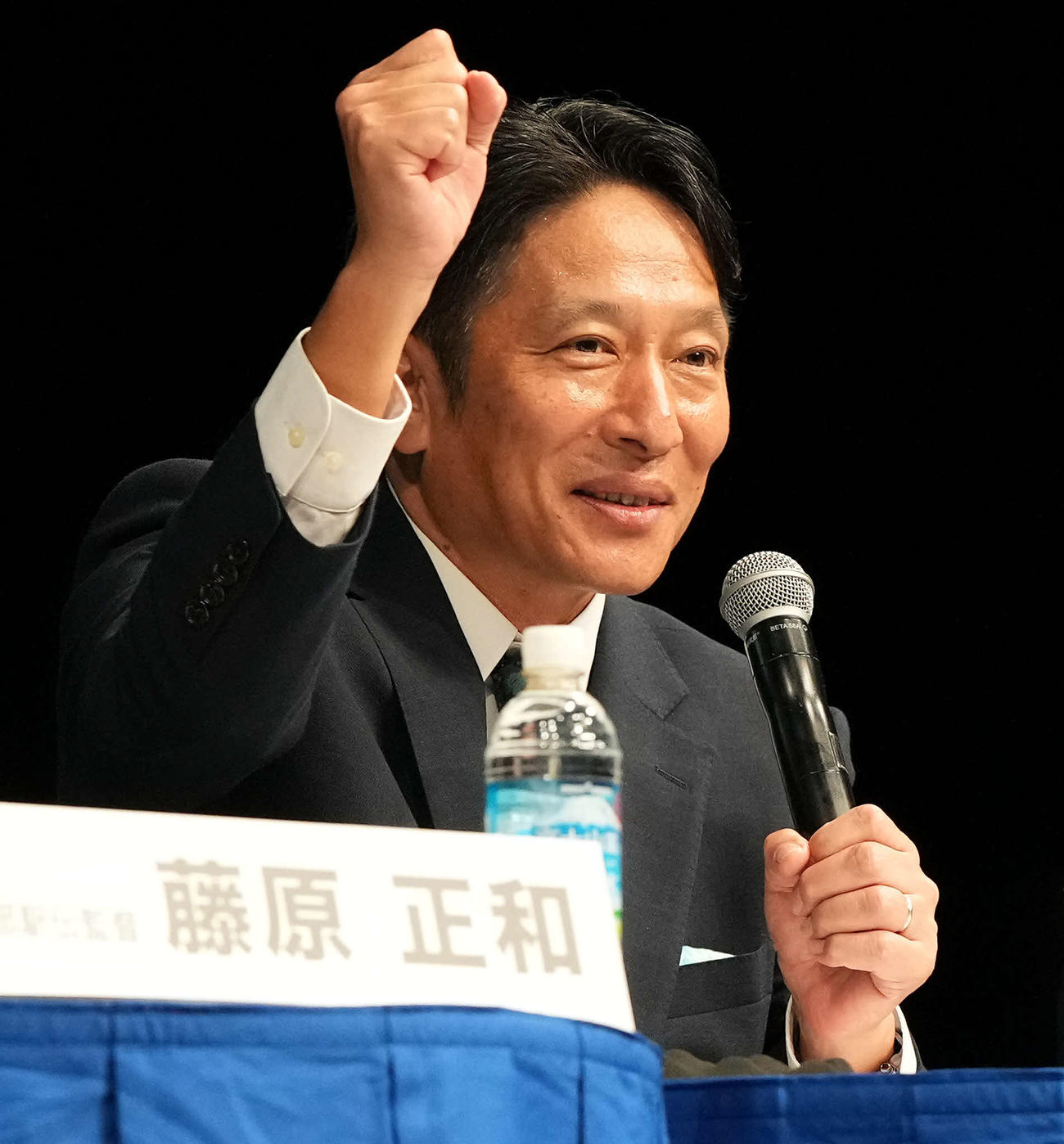 トークバトルでガッツポーズを決める青学大・原監督（2023年12月11日撮影）