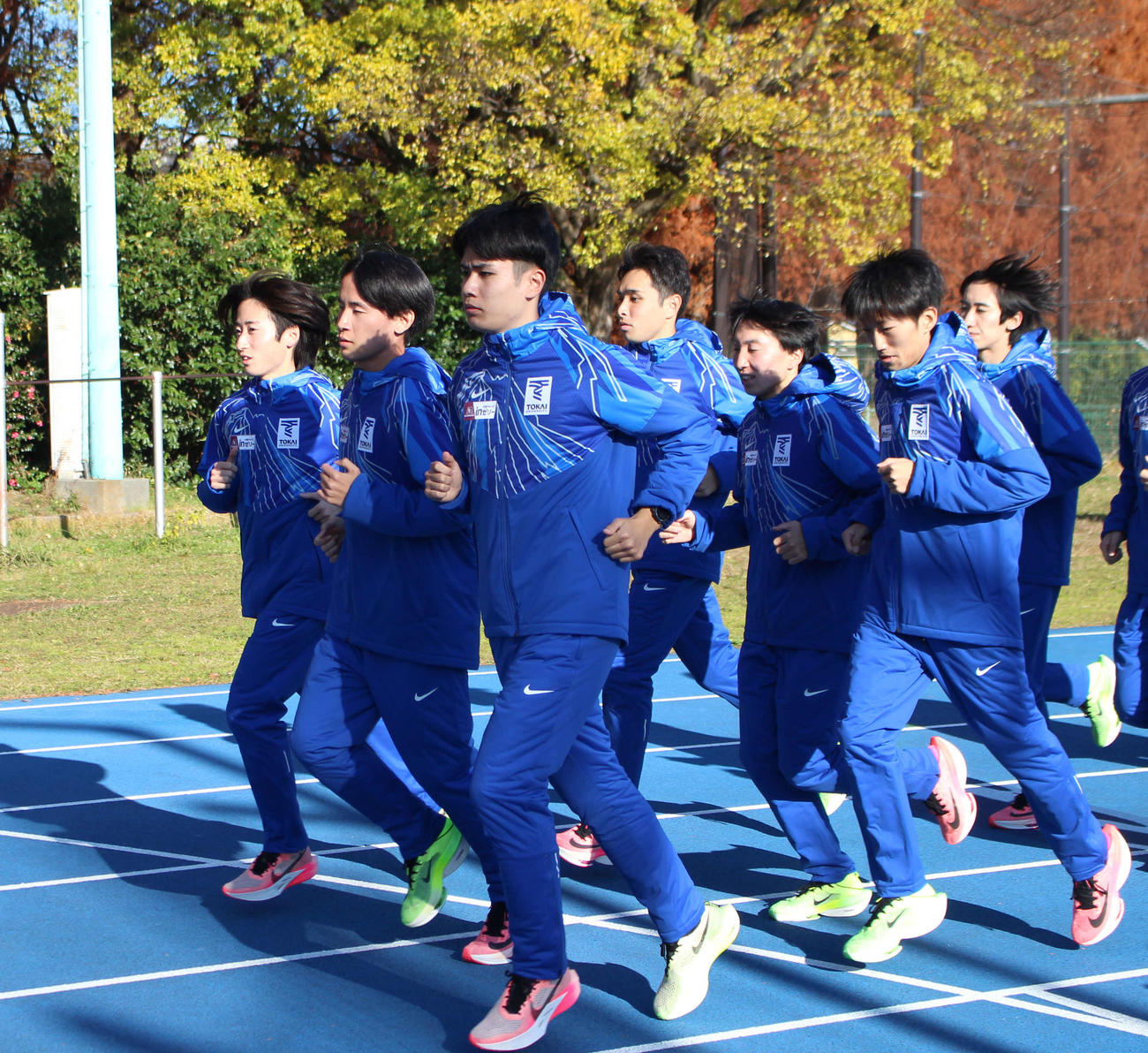 公開練習を行う東海大のメンバー。1列目奥は喜早駿介、手前は石原翔太郎（撮影・勝部晃多）