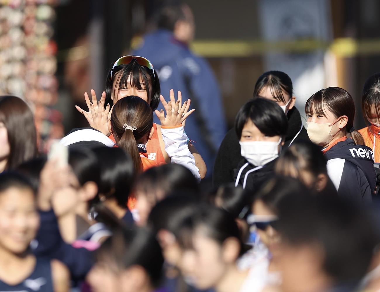 一区中継場で仲間を見届ける拓大・不破（右）（撮影・河田真司）