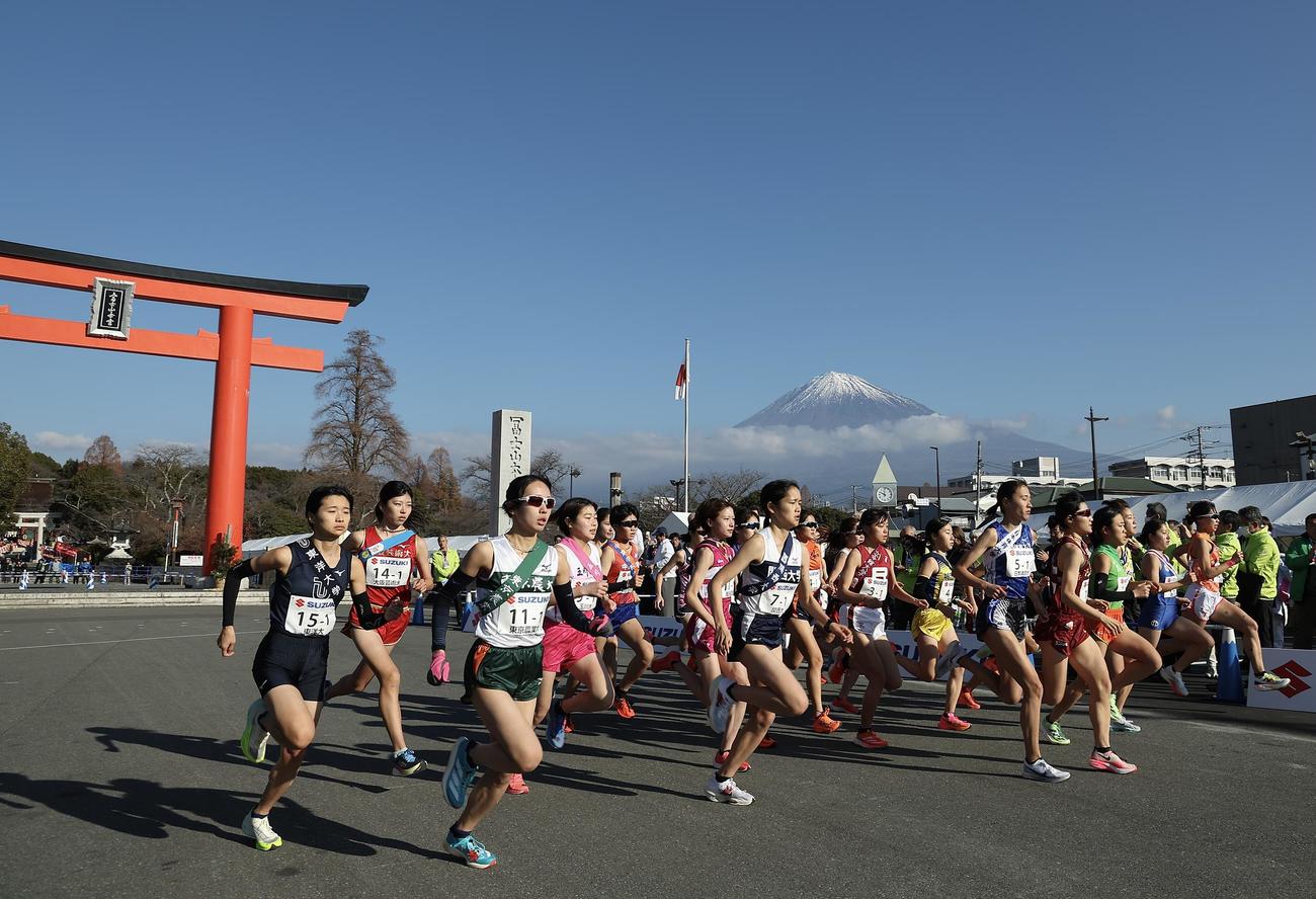 富士山女子駅伝　スタートする選手たち（撮影・河田真司）