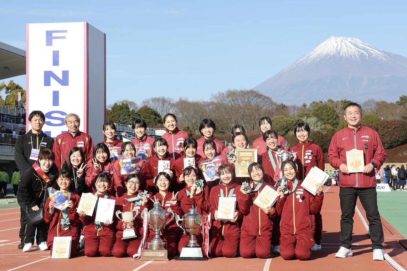 笑顔で写真に納まる優勝の名城大（撮影・河田真司）
