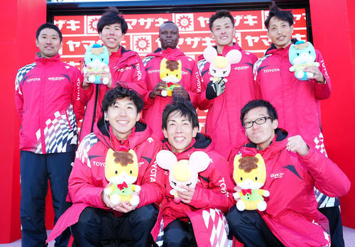 ニューイヤー駅伝で優勝し写真に納まるトヨタ自動車の選手たち。前列左から太田、大石、田中、後列左から熊本監督、田沢、フェリックス、服部、西山（撮影・江口和貴）