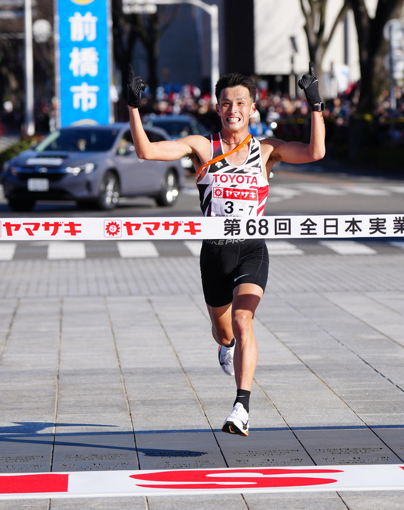 ニューイヤー駅伝で優勝のゴールテープを切るトヨタ自動車7区の服部（撮影・江口和貴）