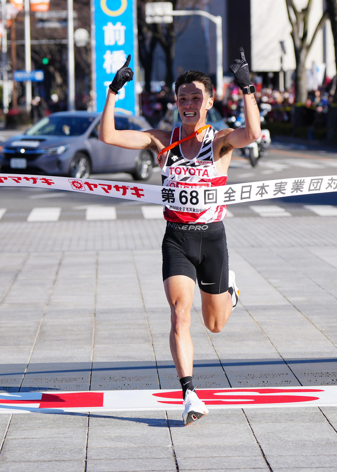 ニューイヤー駅伝で優勝のゴールテープを切るトヨタ自動車7区の服部（撮影・江口和貴）