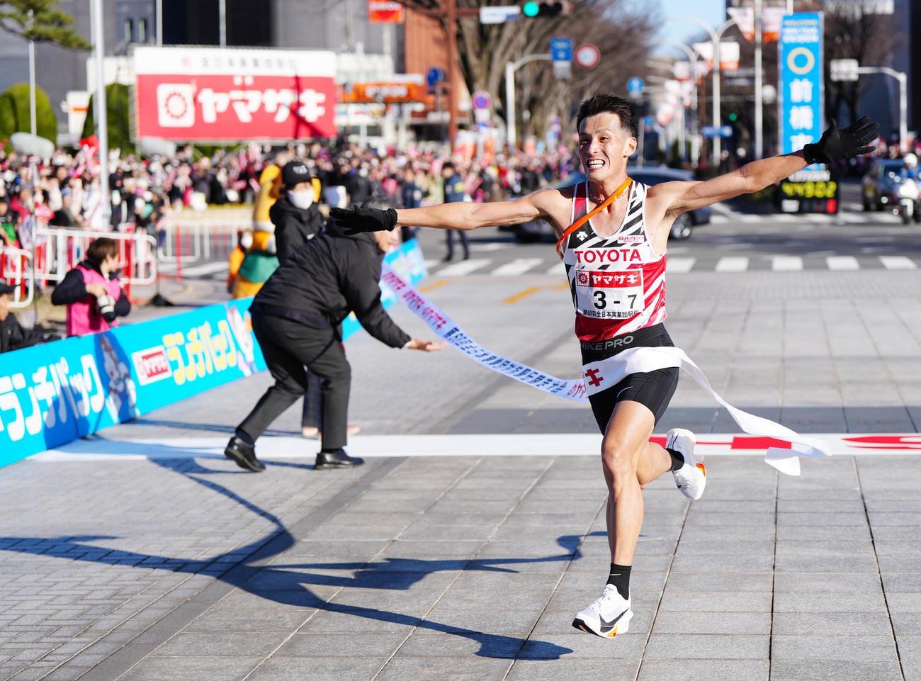 ニューイヤー駅伝で優勝のゴールテープを切ったトヨタ自動車7区の服部（撮影・江口和貴）
