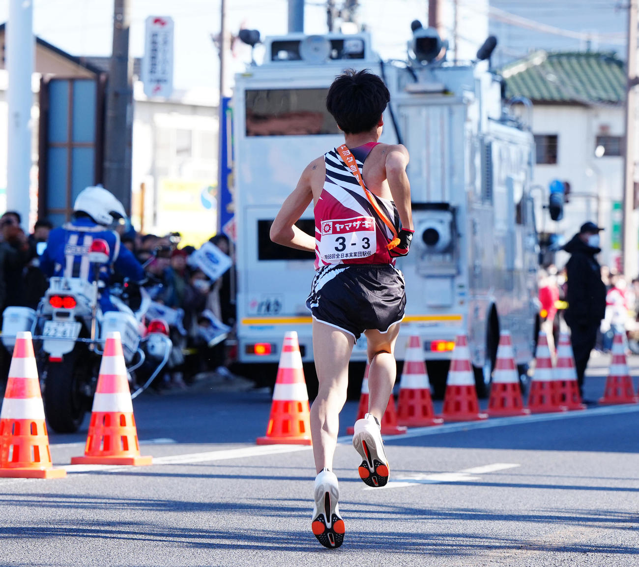 第2中継所から駆け出すトヨタ自動車3区田沢（撮影・江口和貴）