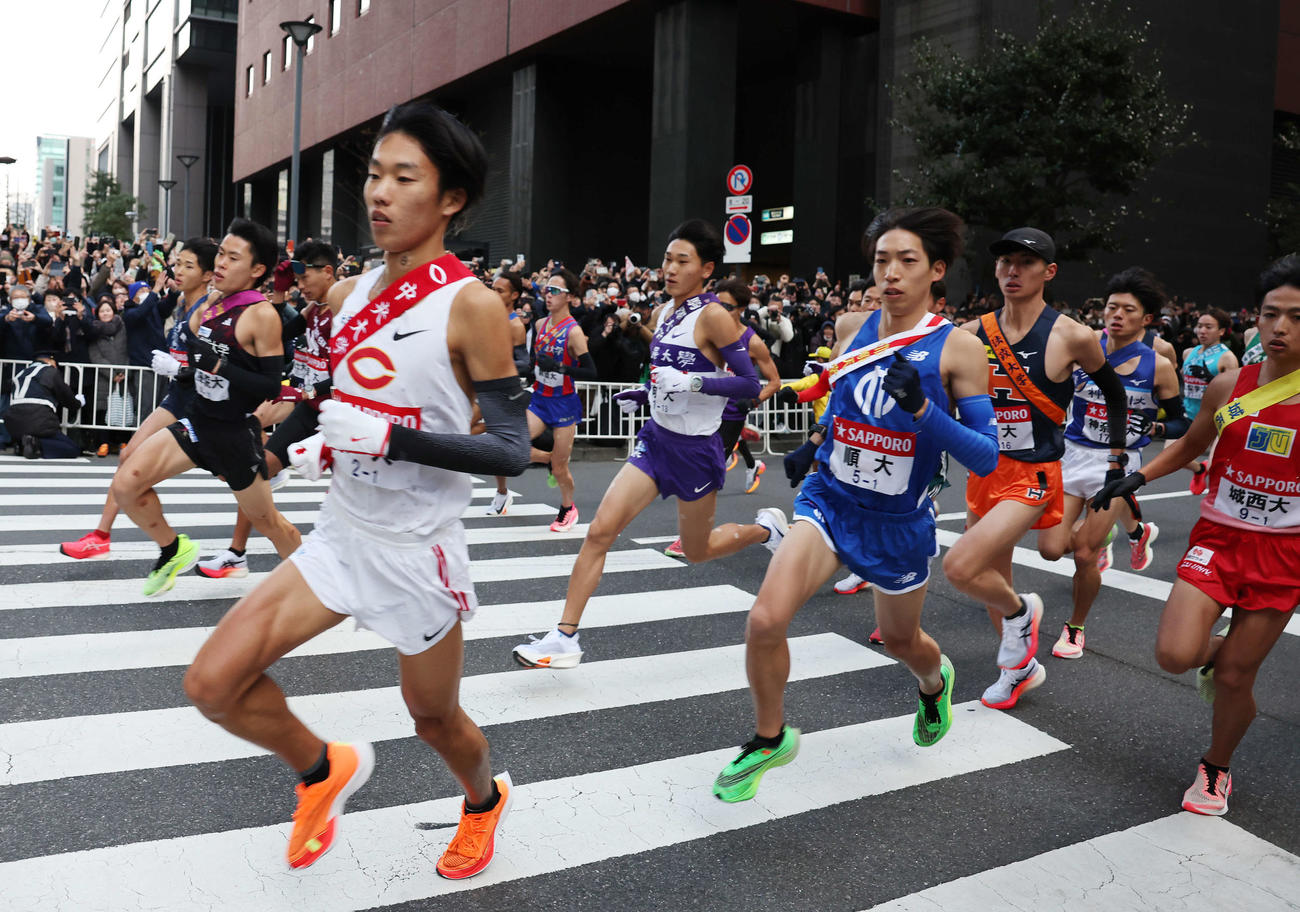 大手町を一斉にスタートする1区の選手たち（撮影・宮地輝）
